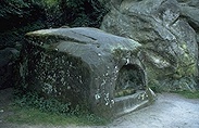 Das Felsgrab im Sommer