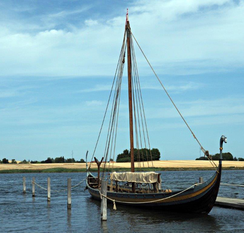 Nachbau des alten Totenschiffes, der Ladby Draken